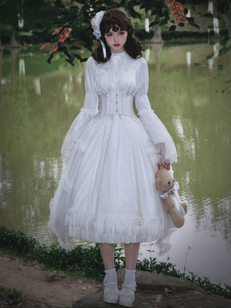 Komplett weißes Shiro Lolita-Kleid mit Trompetenärmeln und Spitzenbesatz
