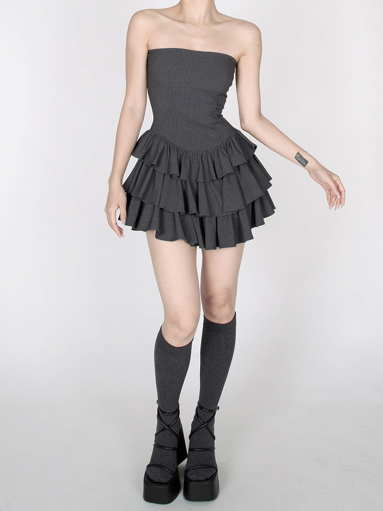 ダークグレーのストライプ柄ティアードフリルミニスカートストラップレスドレス