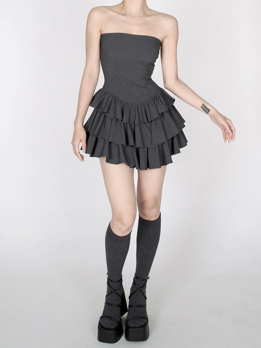 ダークグレーのストライプ柄ティアードフリルミニスカートストラップレスドレス