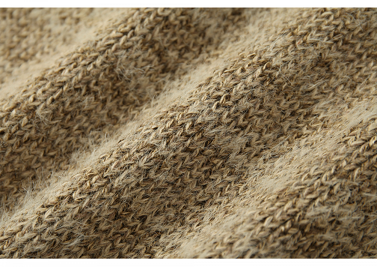 Hellbrauner Strickpullover mit Plüschbesatz, Schnalle und Nieten