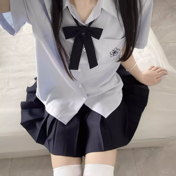 Preppy Sakura Shirt Stickerei Stil Weiß/Grau/Blau