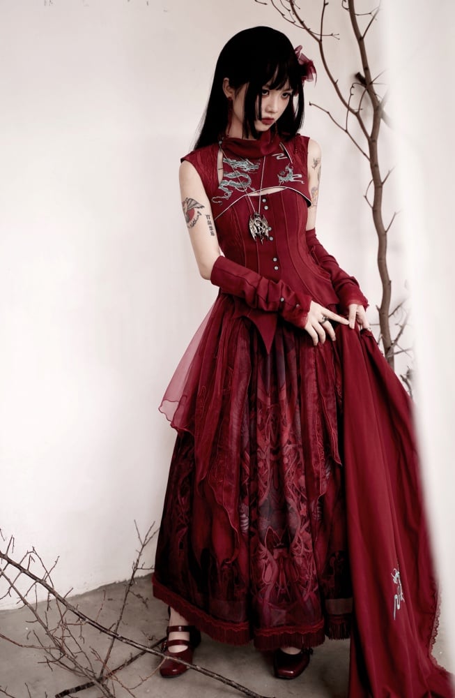 Roter Rock mit Drachen-Print und unregelmäßig bestickter Auflage
