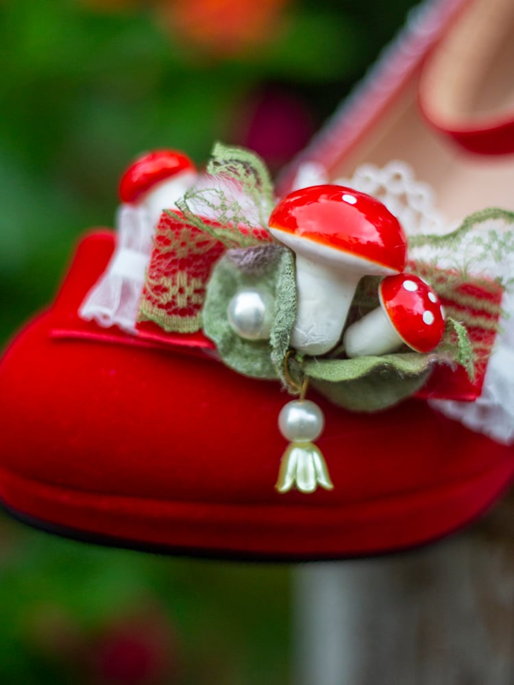Süße Lolita Blockabsätze mit roter Schleife und Perlen und Pilzen
