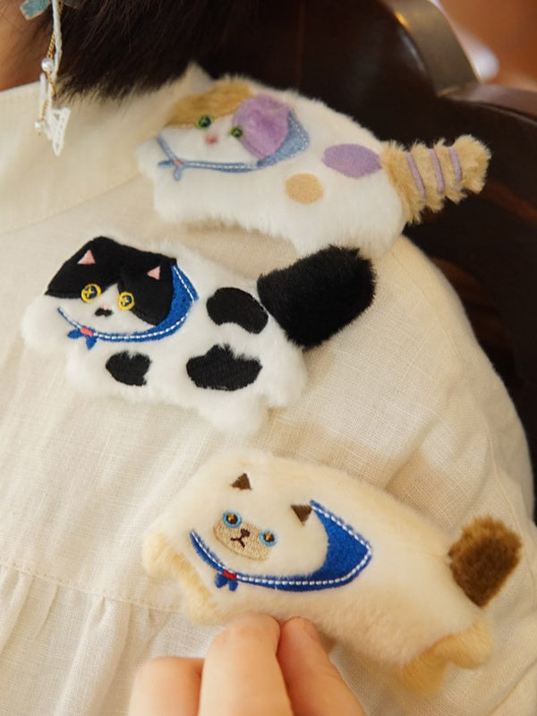 かわいい猫の形をしたぬいぐるみブローチ