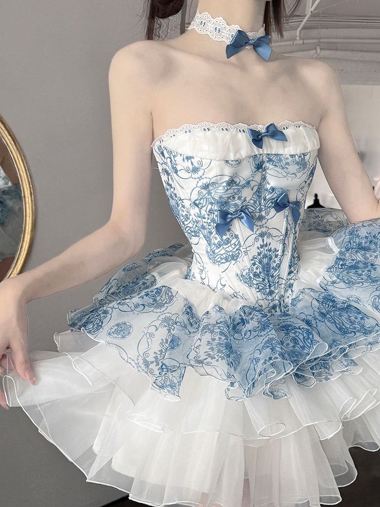 Blau-weißes porzellanfarbenes trägerloses Korsettkleid + Kapuzenumhang mit Plüschbesatz