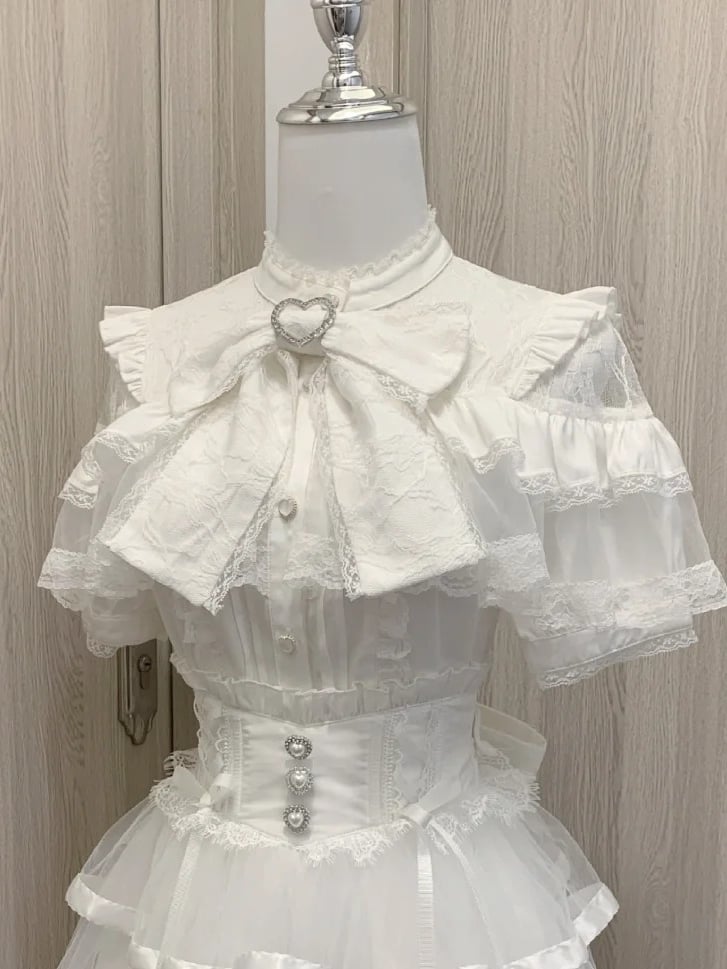 Bluse mit Rüschen in Übergröße, 90 cm, für Herzknöpfe, kurz, groß, Jirai Kei M, weiß, Illusionsausschnitt, gestufte Schleife, Brustärmel