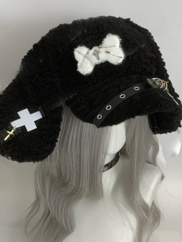 Schwarzes Plüschhut mit Kreuz und Anstecknadeln und Hasenohren-Schnalle