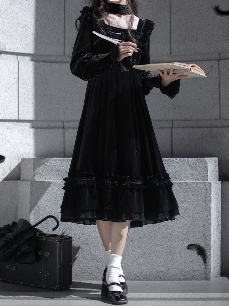 Quadratisches Kleid Samt Schwarz Eleganter Ausschnitt