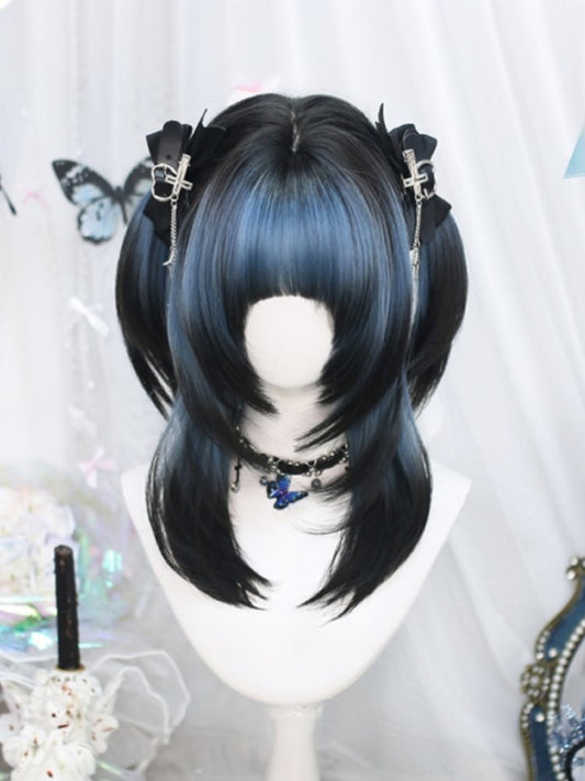 Blaue und schwarze Ombre-Perücke über der Brust mit vollem Pony