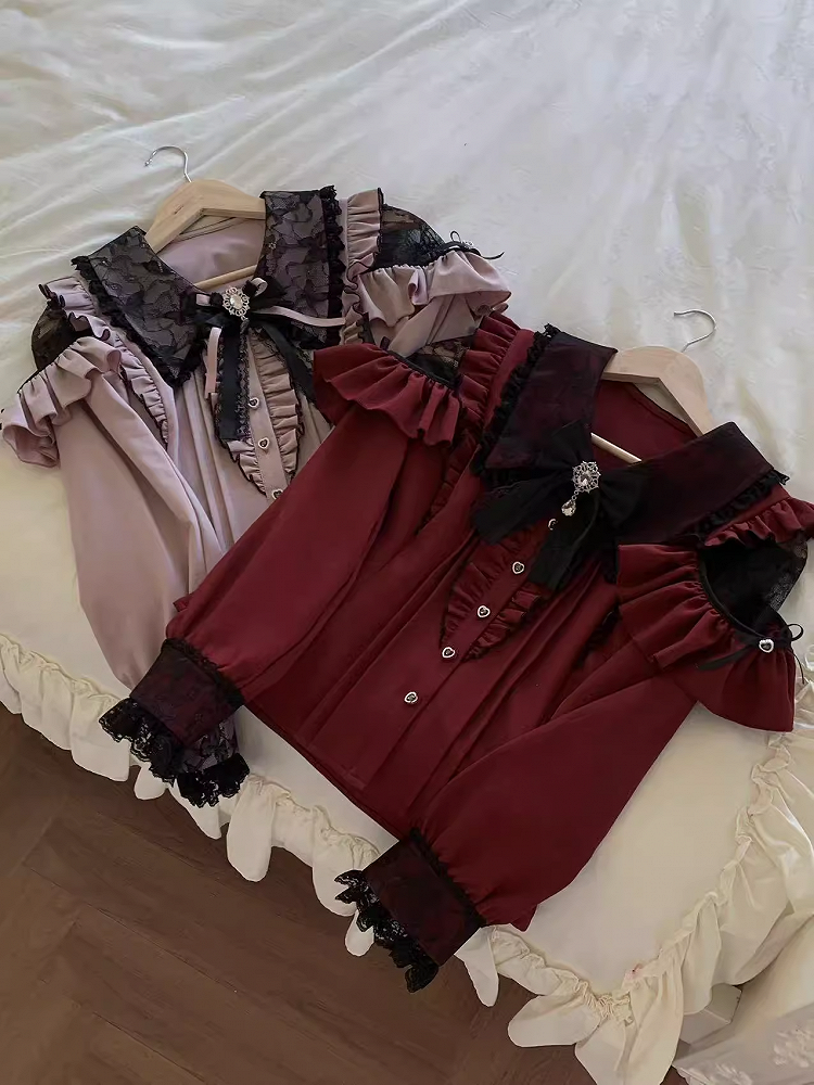 Spitzes, flaches, schwarzes Jirai Kei und gotische Schultern mit rotem Kragenausschnitt und Spitzeneinsatzbluse