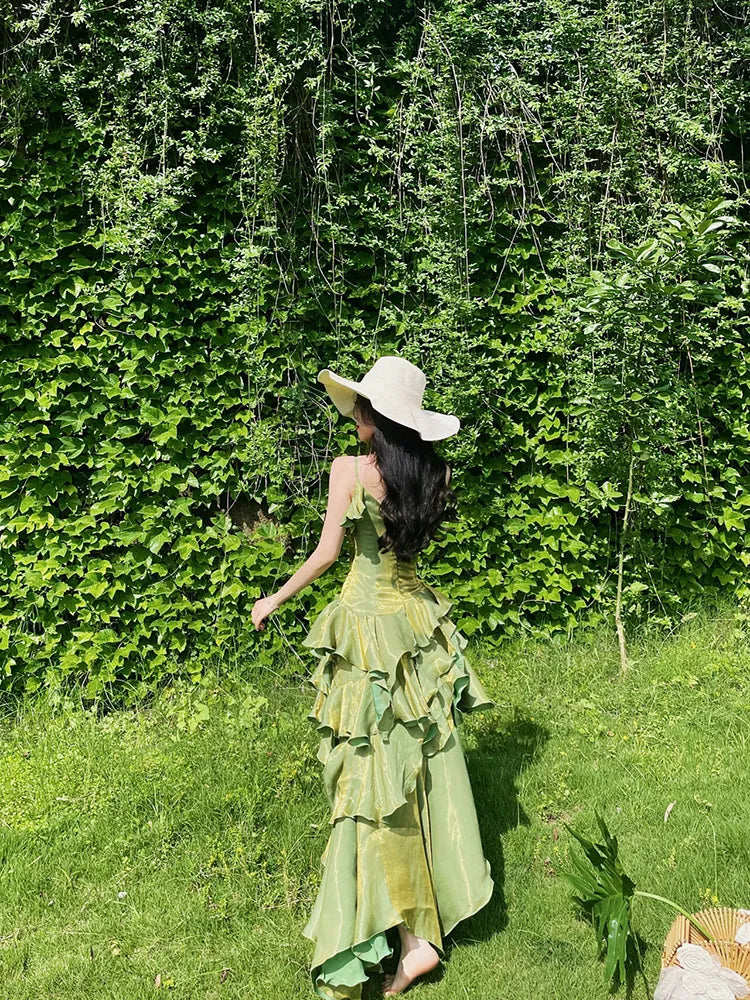 Robe de soirée verte asymétrique à volants superposés et bretelles spaghetti