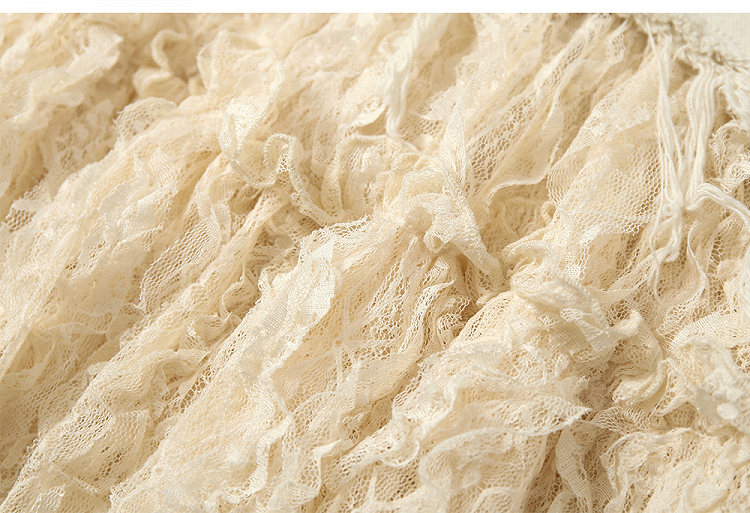 Beiger Spitzenrock mit asymmetrischem Saum, Distressed-Besatz und Schnallendetail