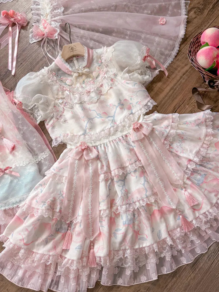 ピンクのティアードスカートQiロリータドレス。首元に繊細な桃色と桃の花の刺繍。