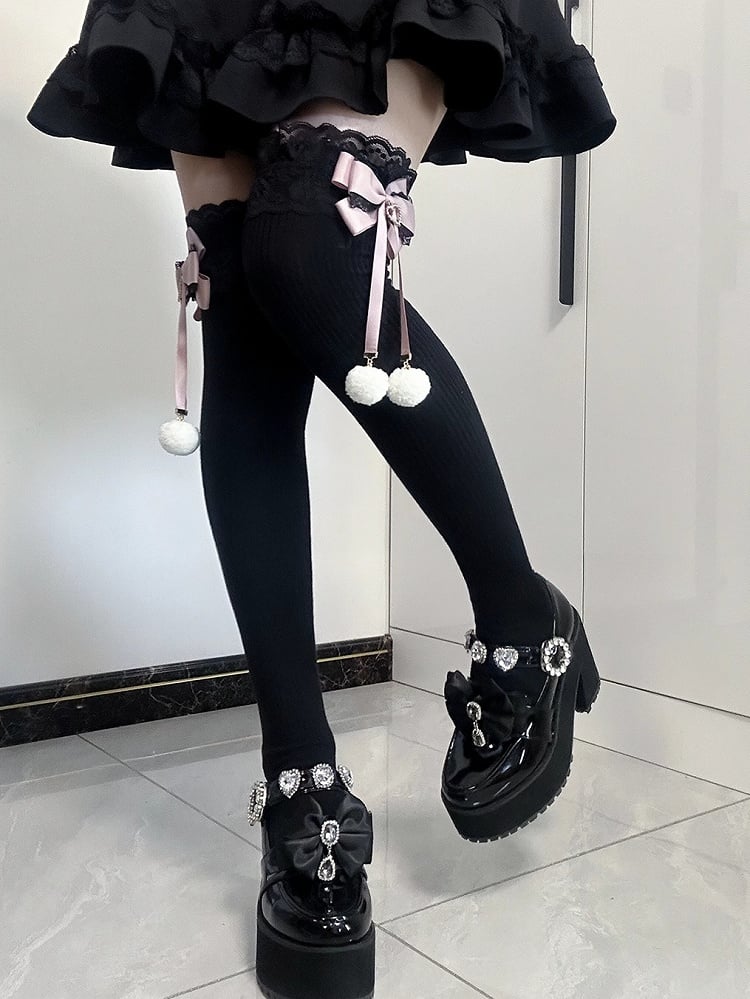 Jirai Kei Bas au-dessus du genou avec détails pompons et poignets en dentelle et nœuds