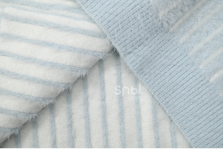 Süßer, kleiner Plüschbär, verziert mit blau gestreiften, lockeren Cardigan