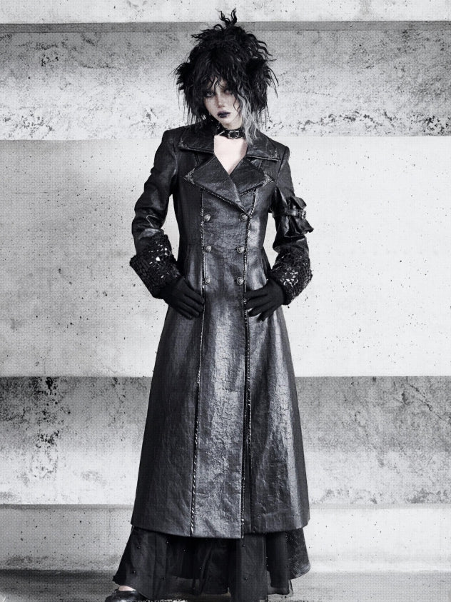 Schwarzer Trenchcoat aus Gothic-Rissleder mit kuscheligem Fleecefutter