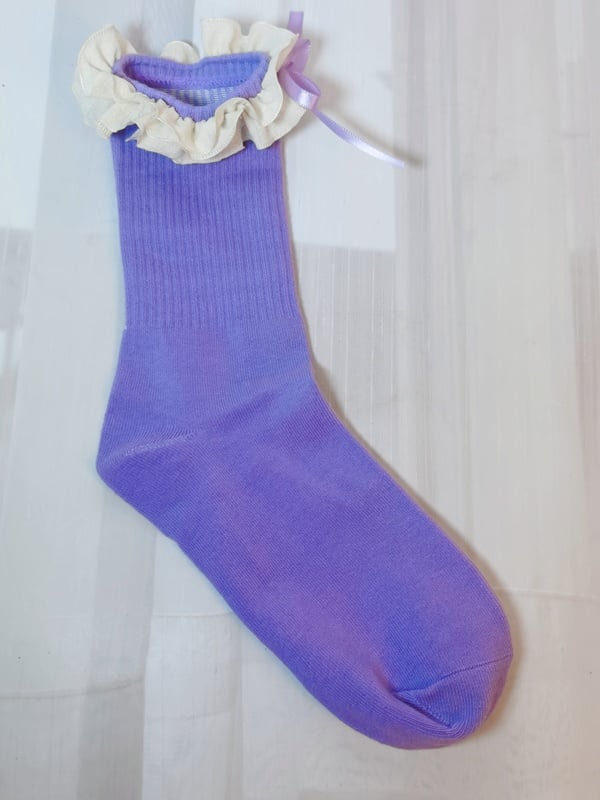 Schwarze Wadensocken mit süßer Schleife und Rüschenbündchen