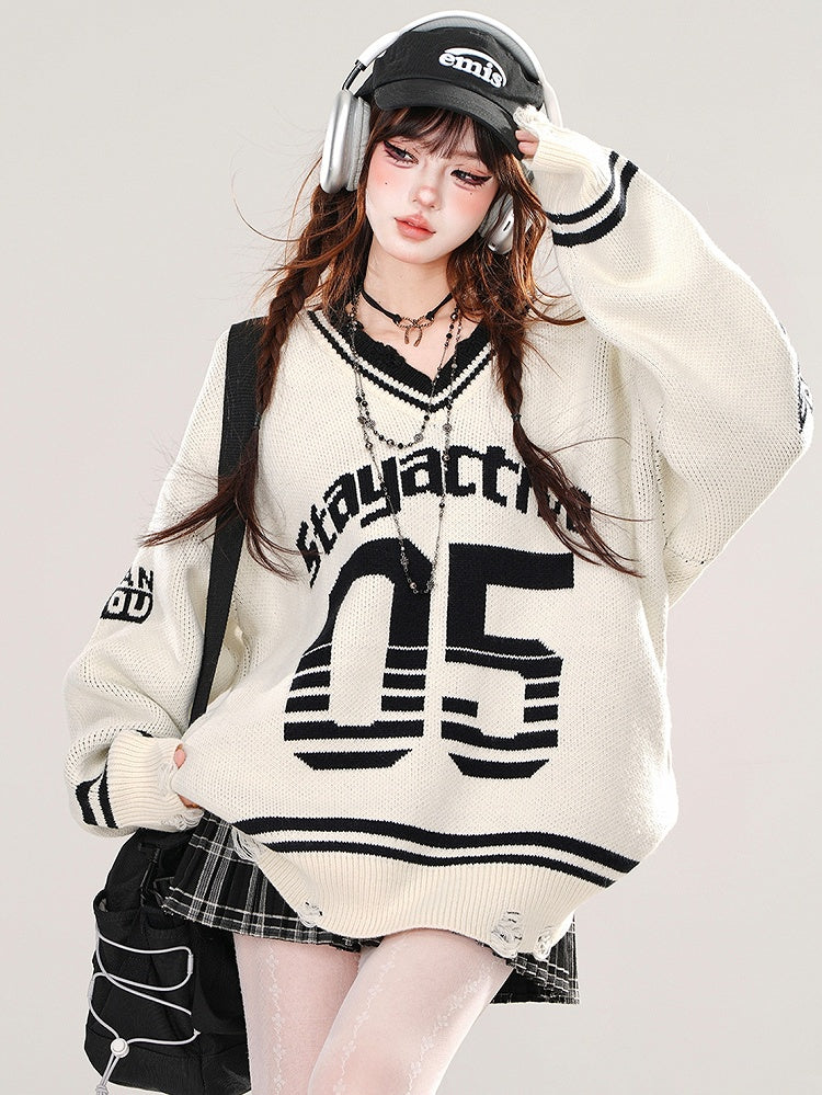 Weißer, lockerer Pullover mit V-Ausschnitt und Zahlen im Preppy-Stil