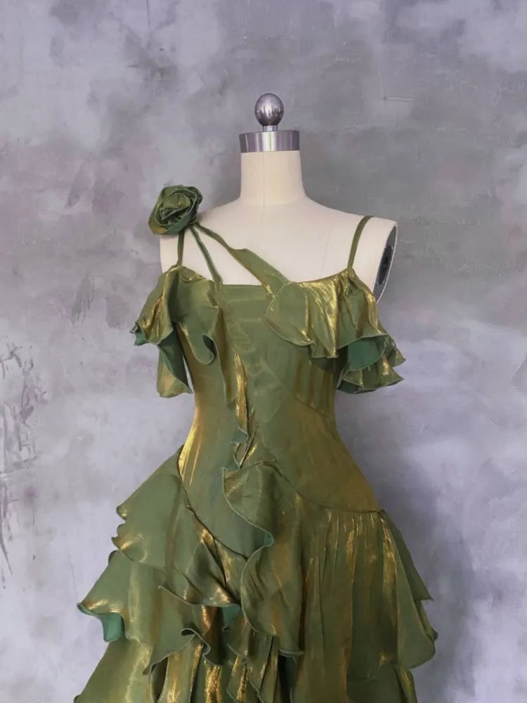 Robe de soirée verte asymétrique à volants superposés et bretelles spaghetti