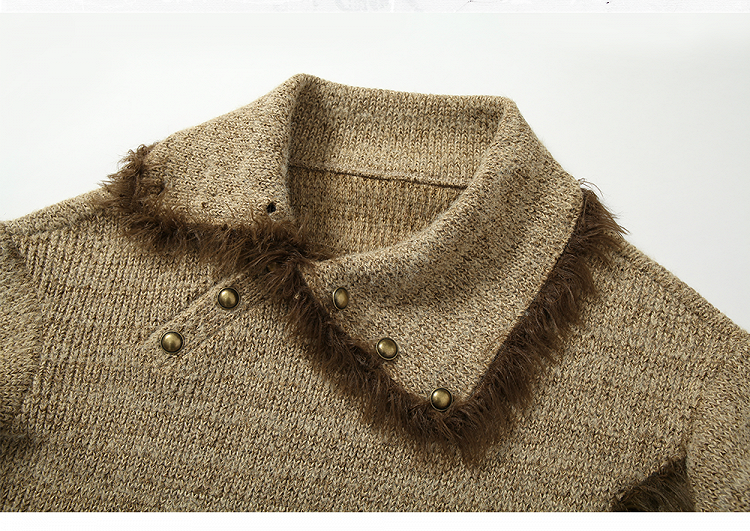 Hellbrauner Strickpullover mit Plüschbesatz, Schnalle und Nieten