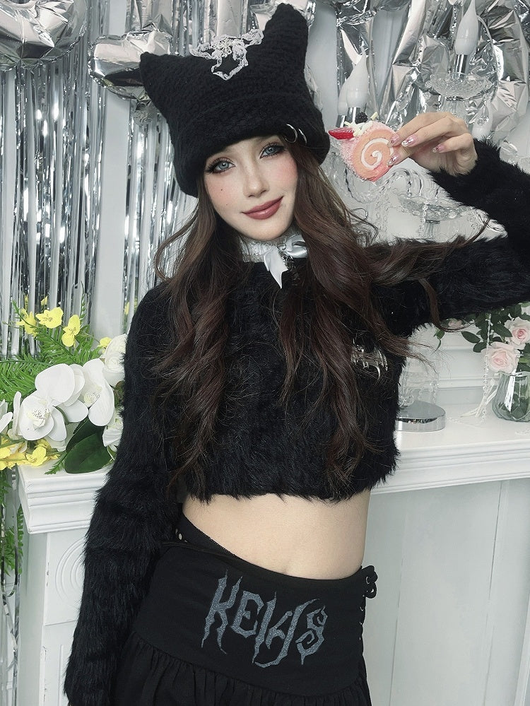 Bonnet en tricot punk avec oreilles de chat noires et patch croisé