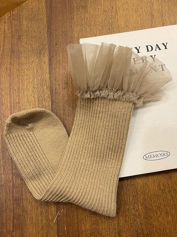 Chaussettes mollet blanches à bordure en dentelle douce