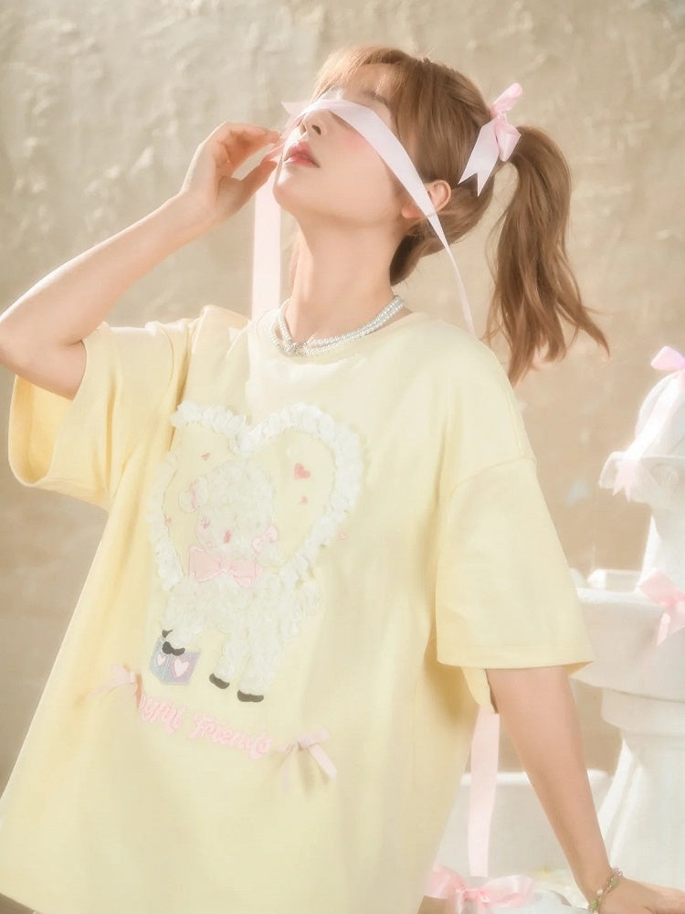 Gelbes, lockeres T-Shirt mit Lamm-Applikationen und Rüschenherzen in Creme