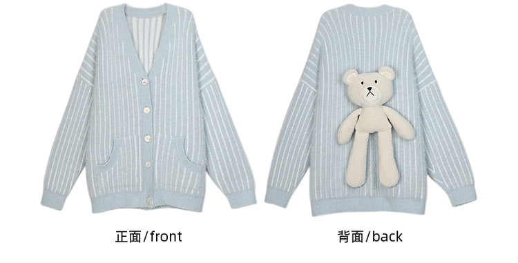 Süßer, kleiner Plüschbär, verziert mit blau gestreiften, lockeren Cardigan