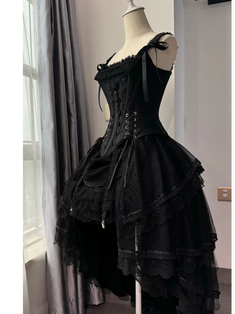 Schwarzes Korsett-Oberteil mit Schnürdetails und Stäbchen + Lolita-Rock mit mehreren Lagen und hohem Bund