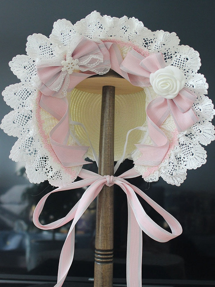 Rosa/blaue Haube mit floralen Schleifendetails und Spitzenbesatz