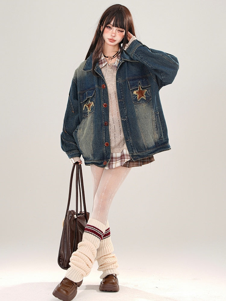 Jeansblaue Jacke mit Stern-Patches und verblasster Waschung