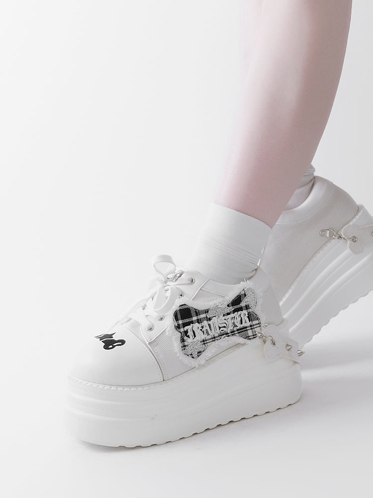 Weiße Plateauschuhe mit Punk-Knochen-Applikation und silberfarbenen Nieten