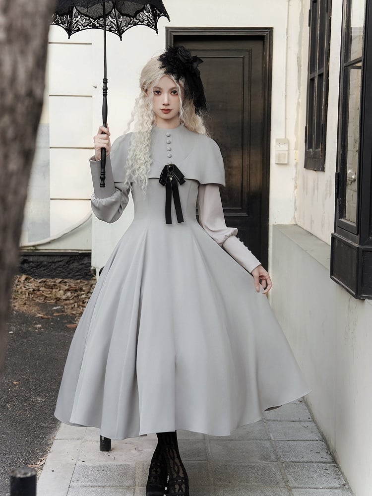 Robe grise élégante à manches longues et cape style gothique lolita