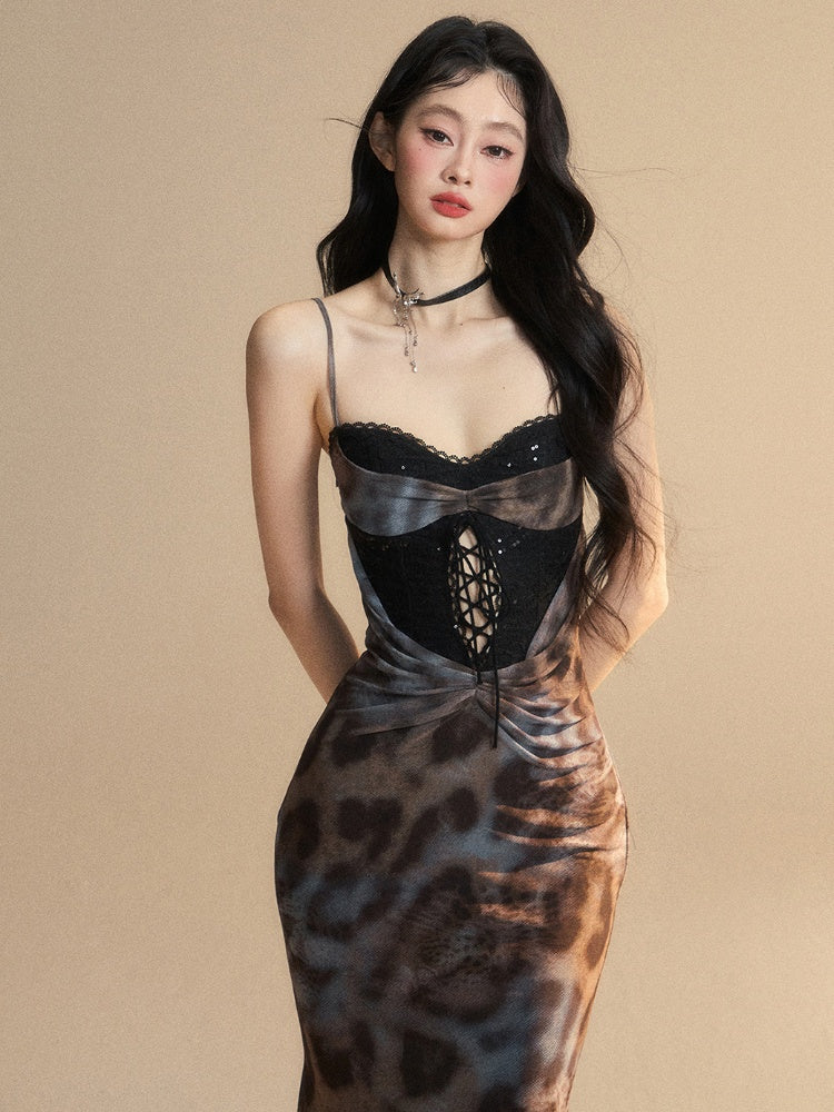 華やかなバックディテール、レースギャザーディテール、スリップドレス、グレーのヒョウ柄カットアウトパッチ