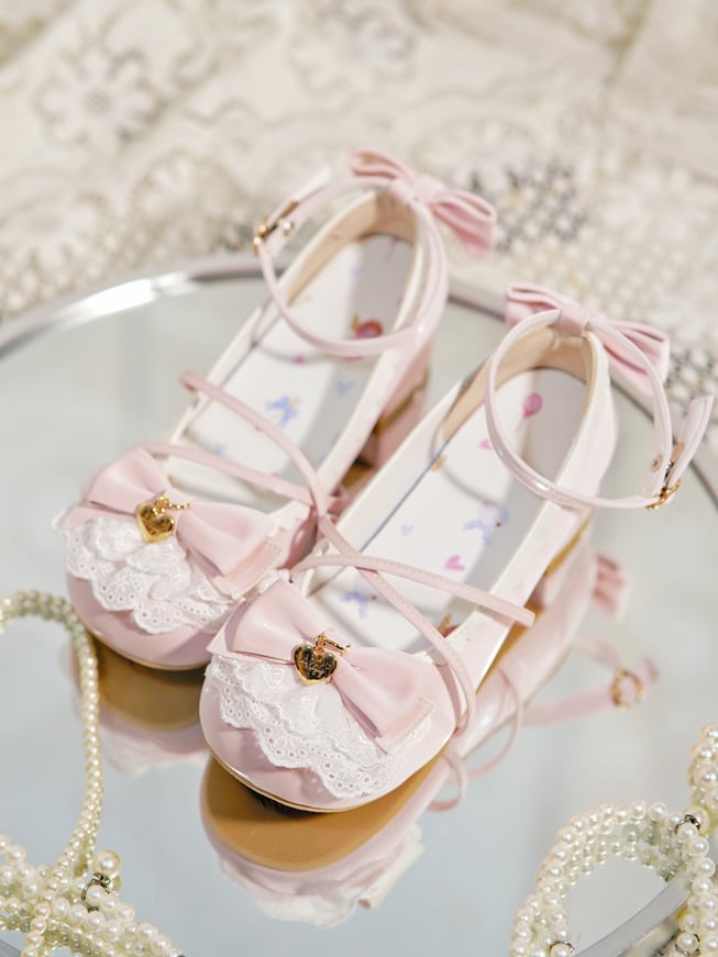 Baby an der Spitze, kreuz und quer, Herz, Schleife, rosa Besatz, Charm-Design, Spitze