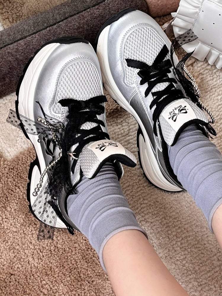 Schnürschuhe mit Perlenbesatz vorne, schwarze Schleife, Schnürung, verzierte Details