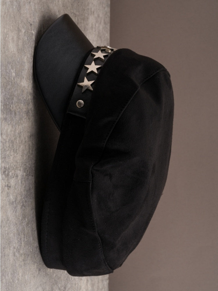 Gothic-Sternmütze mit schwarzen Nietendetails