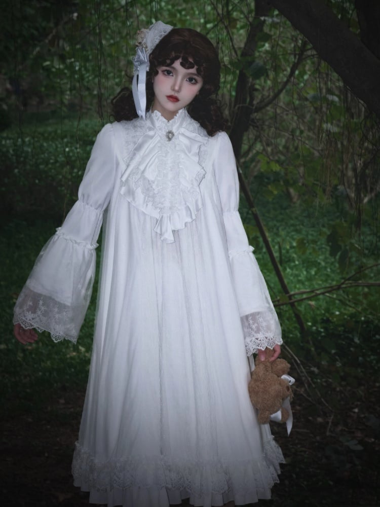 Komplett weißes Shiro Lolita-Kleid mit Trompetenärmeln und Spitzenbesatz