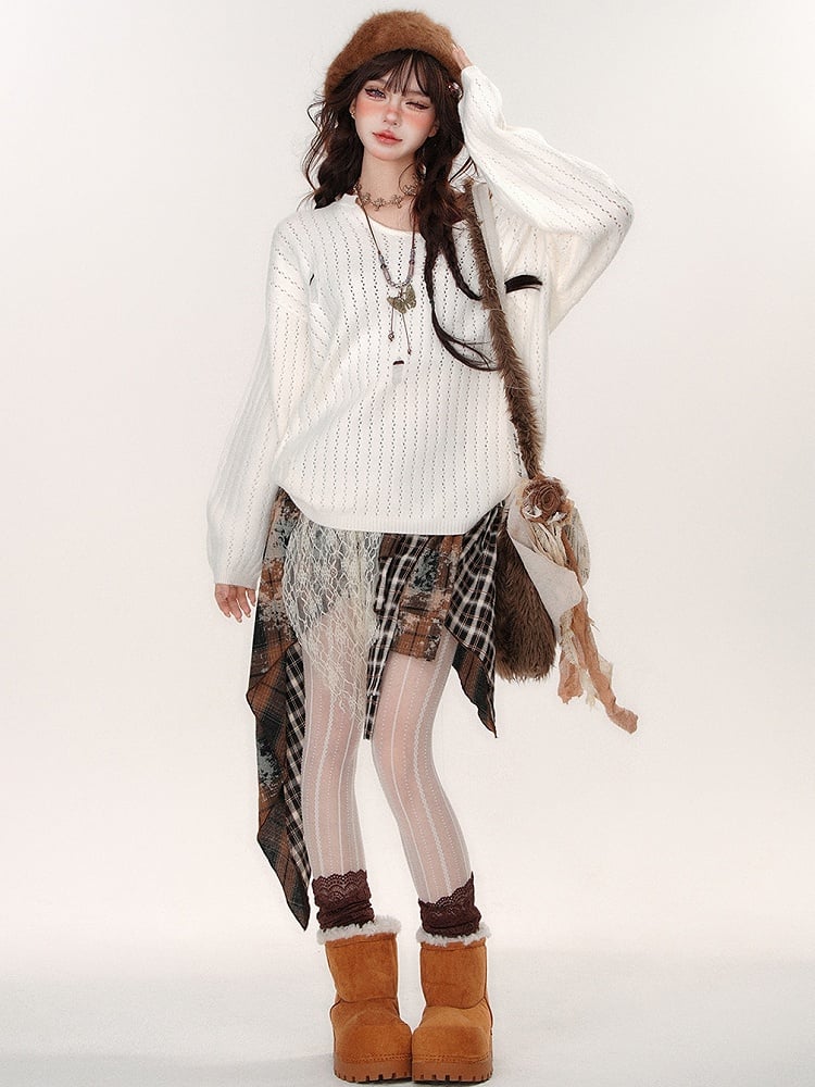 ダメージ加工の穴あきホワイトセーターとコーヒー色のホルターネックキャミソールトップスのセット