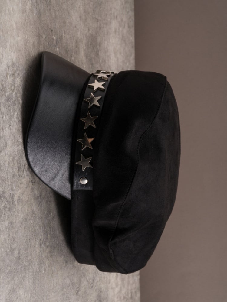 Gothic-Sternmütze mit schwarzen Nietendetails