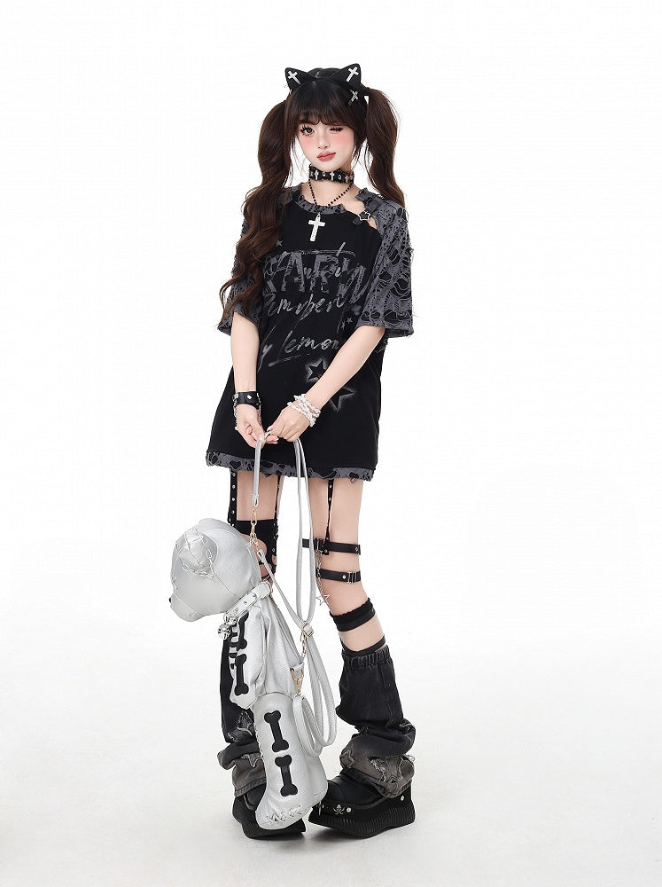 Schwarzes T-Shirt mit Distressed-Löchern und Sternschnalle