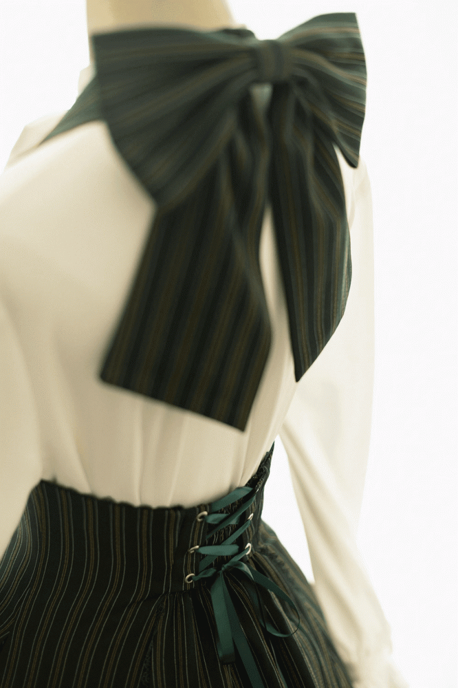 歴史的な雰囲気のダークグリーンストライプ柄ホルターネックアンダーバストドレス