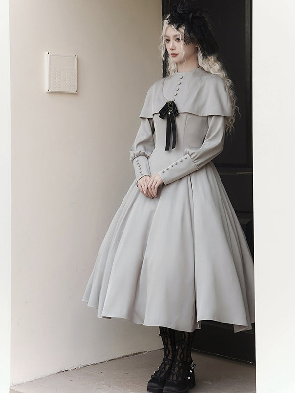 Robe grise élégante à manches longues et cape style gothique lolita