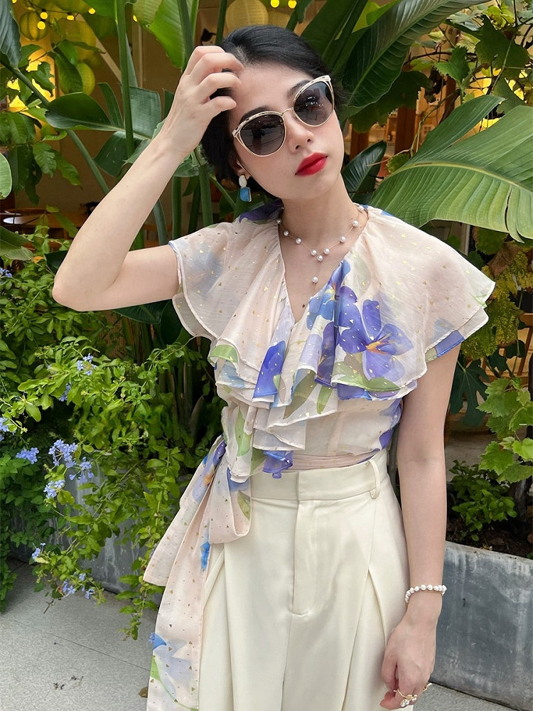 Haut en mousseline de soie à col châle à imprimé floral bleu vintage rose clair