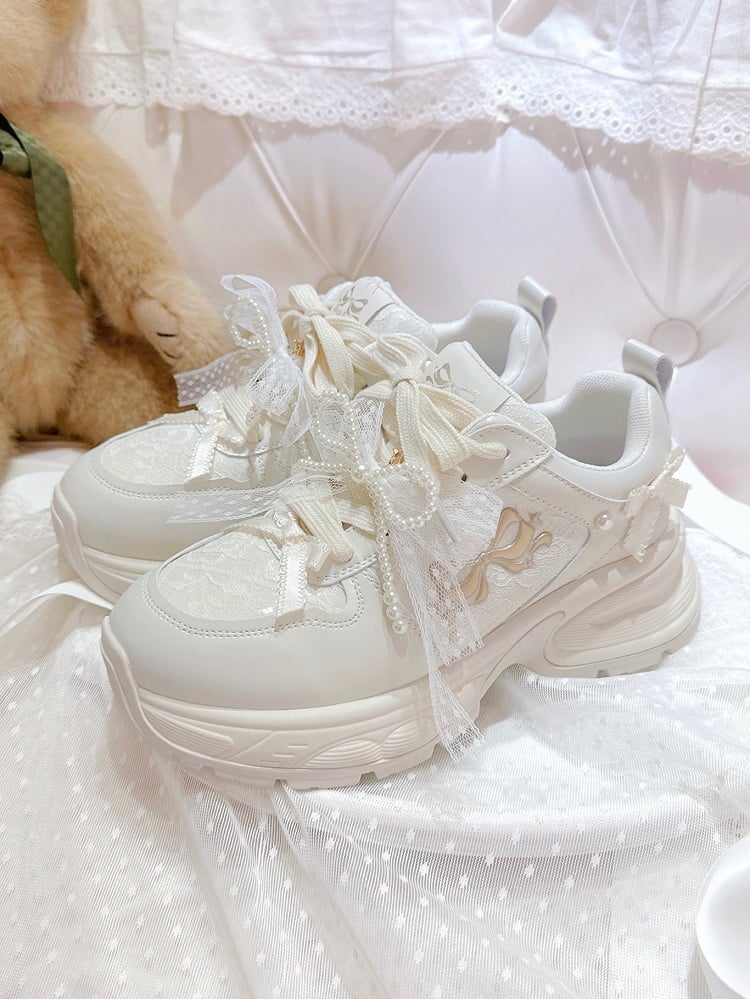 Schnürung vorne mit Schleife und weißen, mit Perlen verzierten Sneakers
