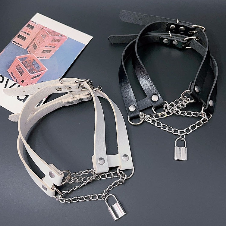 Schwarz/Weißes PU-Choker mit Y2K-Anhänger und Schlossdetail