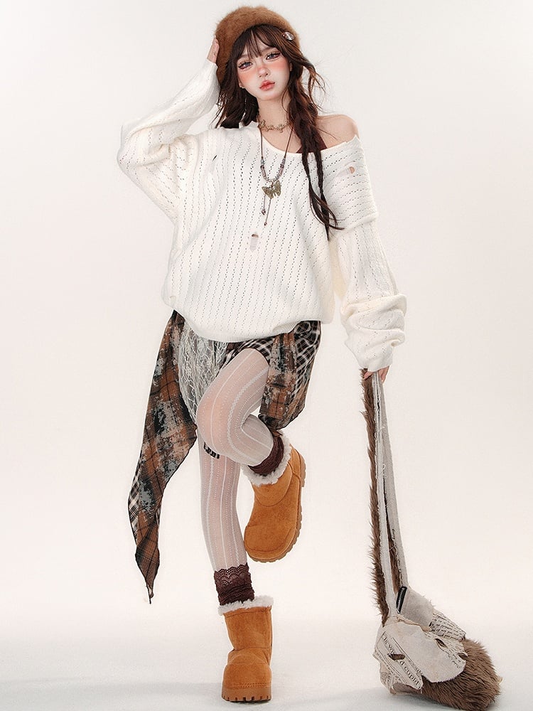 ダメージ加工の穴あきホワイトセーターとコーヒー色のホルターネックキャミソールトップスのセット