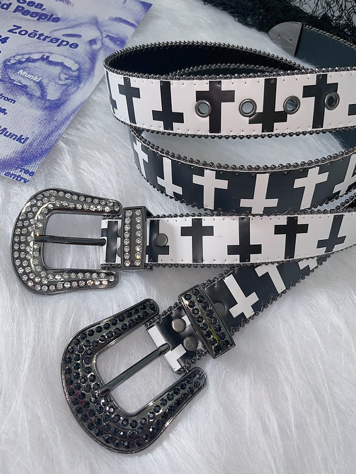 Strass verziertes Perlen- und Punk-Kreuz in Weiß/Schwarz