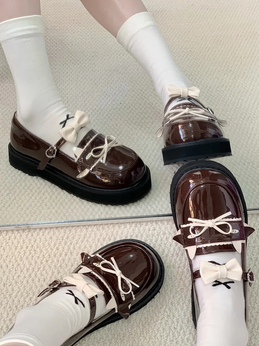Niedriger Absatz mit braunem PU-Lammherz, benommener Schnalle und Schleifendetails, Schuhe JK Cute