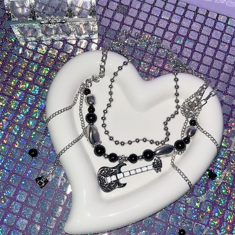 Collier double rang de perles noires style guitare punk des années 2000